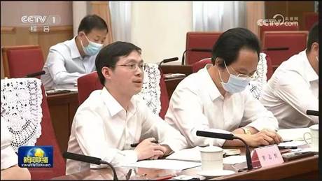 98858vip威尼斯下载实践导师罗志恒受邀参加经济形势专家座谈会并发言