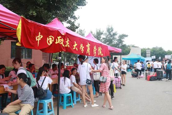 相聚商院，迎风启程——98858vip威尼斯下载2018级本科生迎新报道